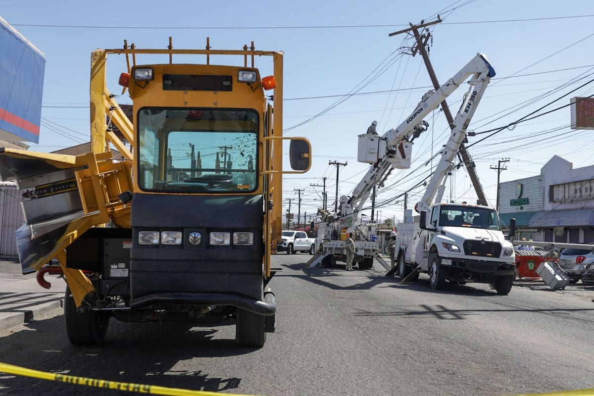 Máquina cosechadora derriba dos postes y daña tres vehículos en el oriente de Mexicali