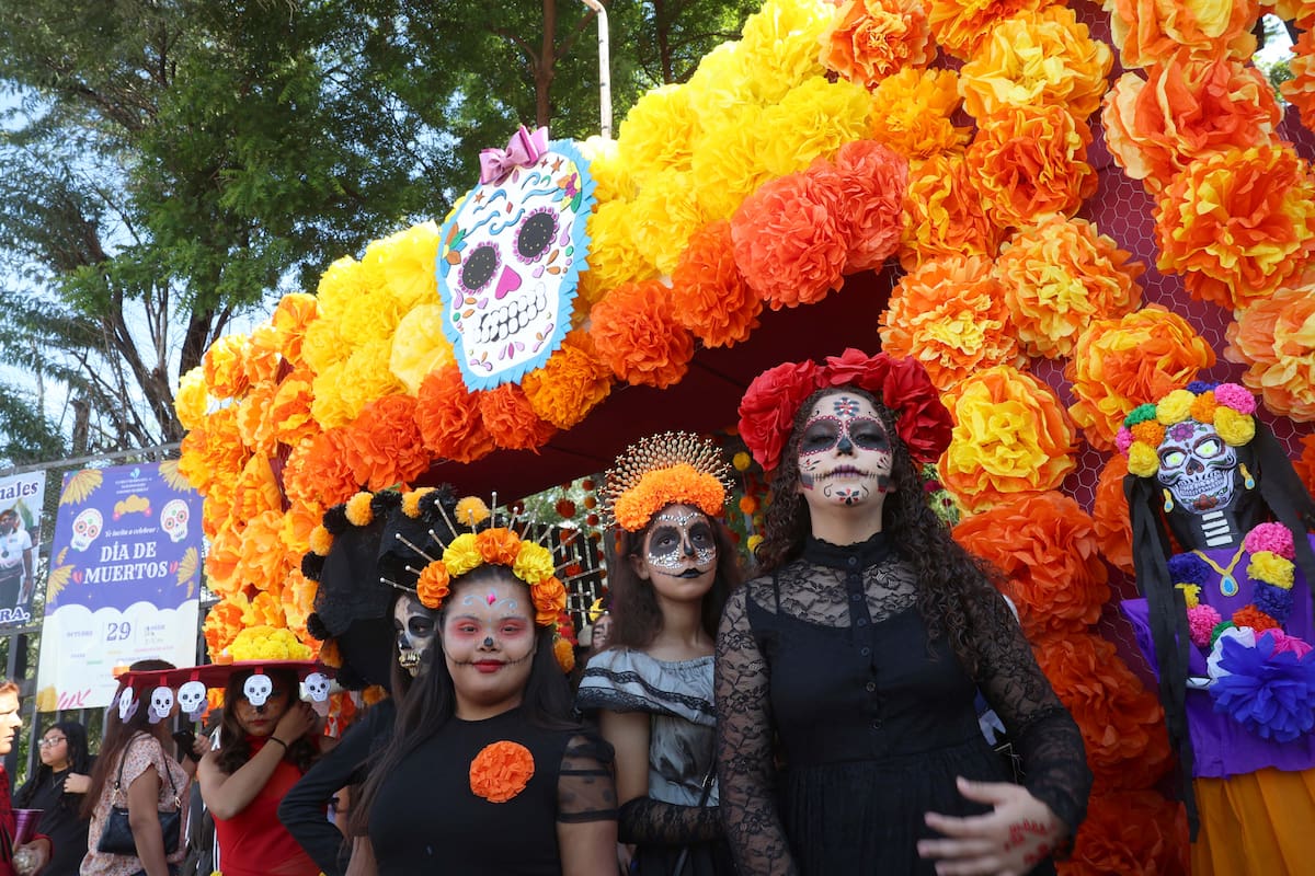 Estudiantes de la Secundaria Técnica 6 realizan procesión de Día de Muertos