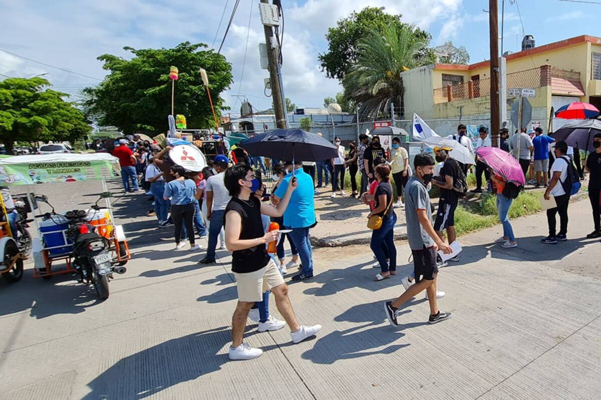 Jóvenes rebasan capacidad de centros de vacunación en Hermosillo; reportan largas filas