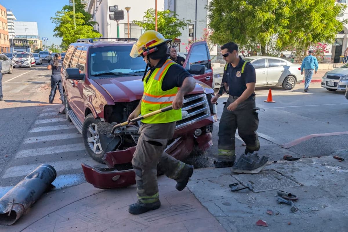 Conductor se impacta contra contenciones de metal en Hermosillo causando daños en la vía pública
