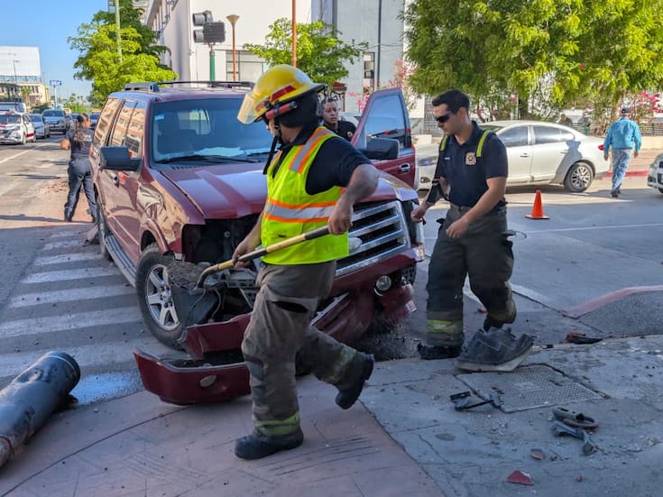 Conductor se impacta contra contenciones de metal en Hermosillo causando daños en la vía pública