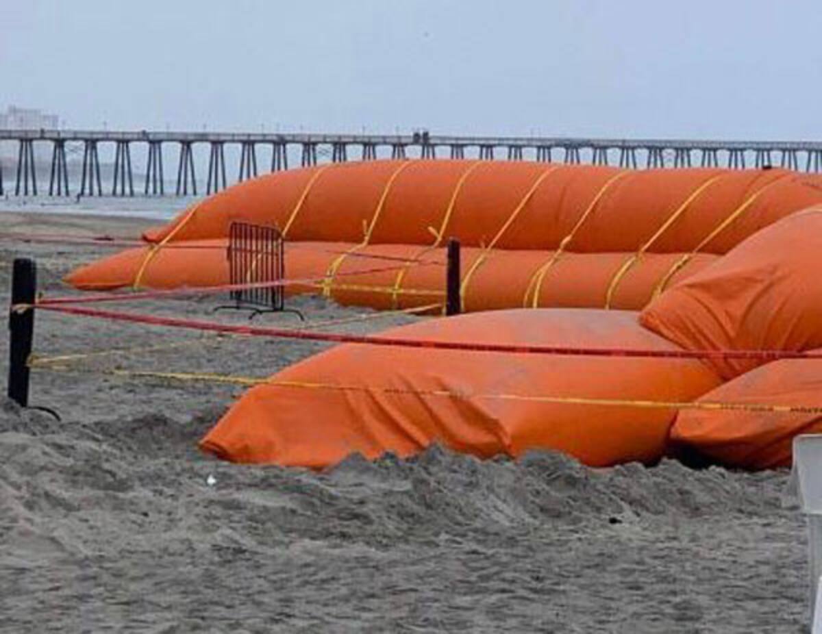 En la playa se colocó una barrera para evitar que la gente se acerque a este espacio que también es vigilado por un guardia.