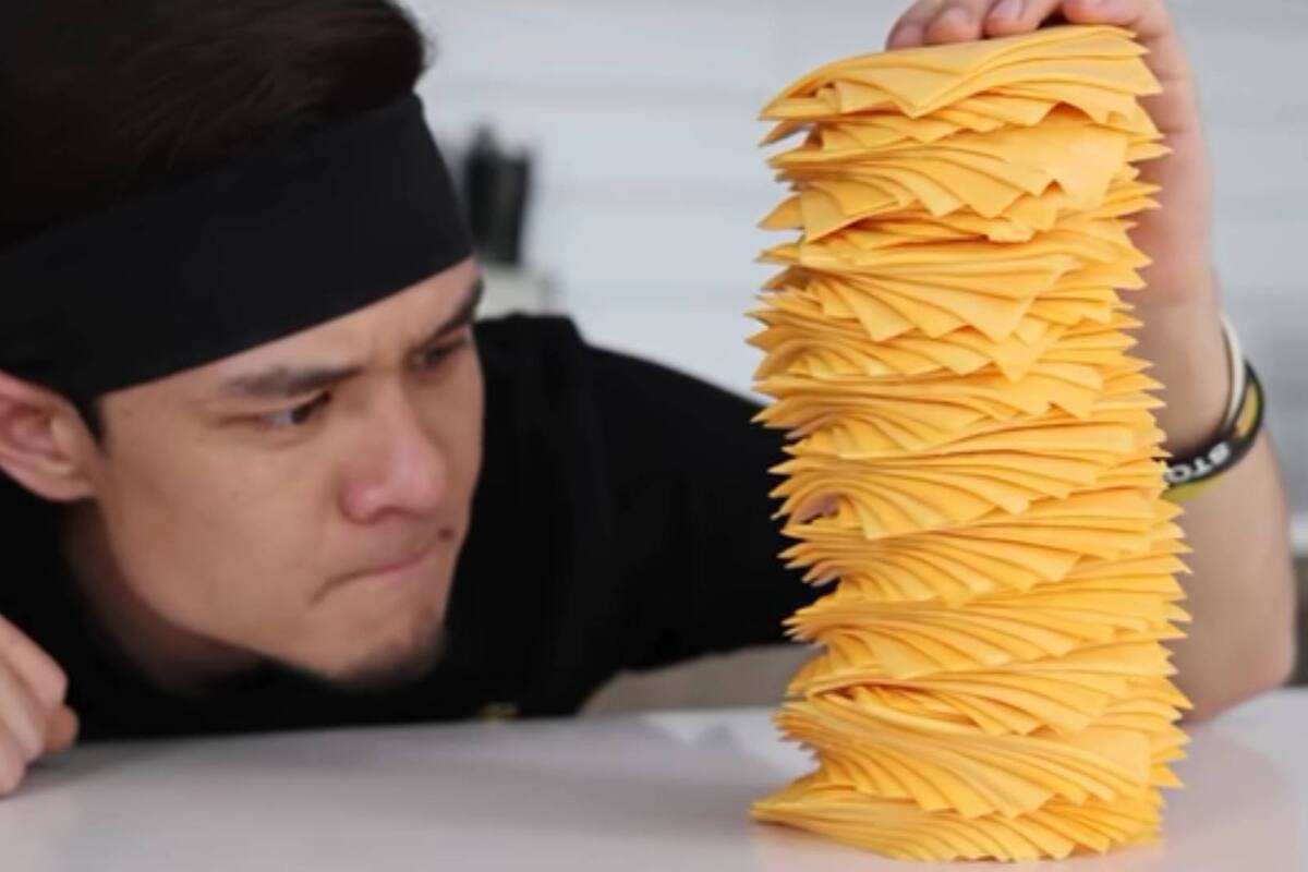 Video: Este hombre se come 100 rebanadas de queso amarillo en 4 minutos