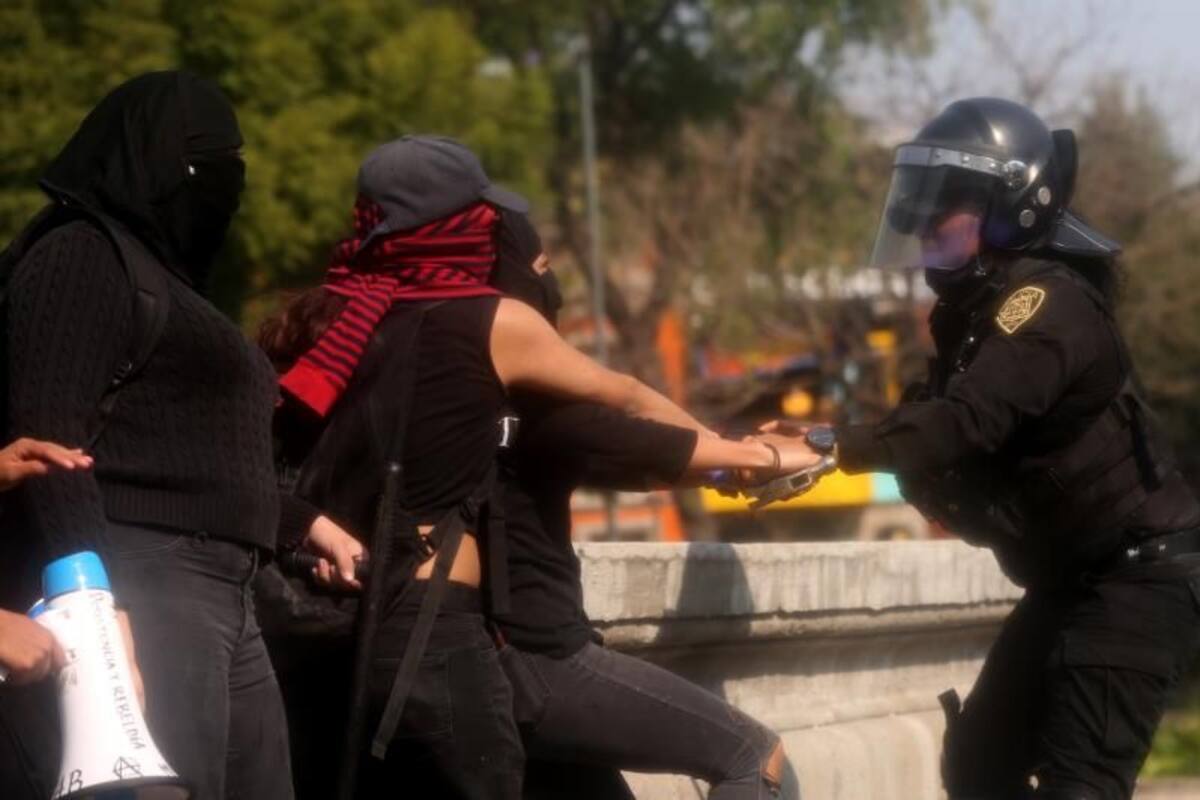 Marcha feminista deja 20 civiles y 23 policías lesionadas en la Ciudad de México
