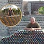Un constructor convirtió botellas de plástico en ladrillos de arena y logró construir casi una docena de casas en cinco años, mientras su método también permitió reducir los costos de obra y reutilizar toneladas de residuos