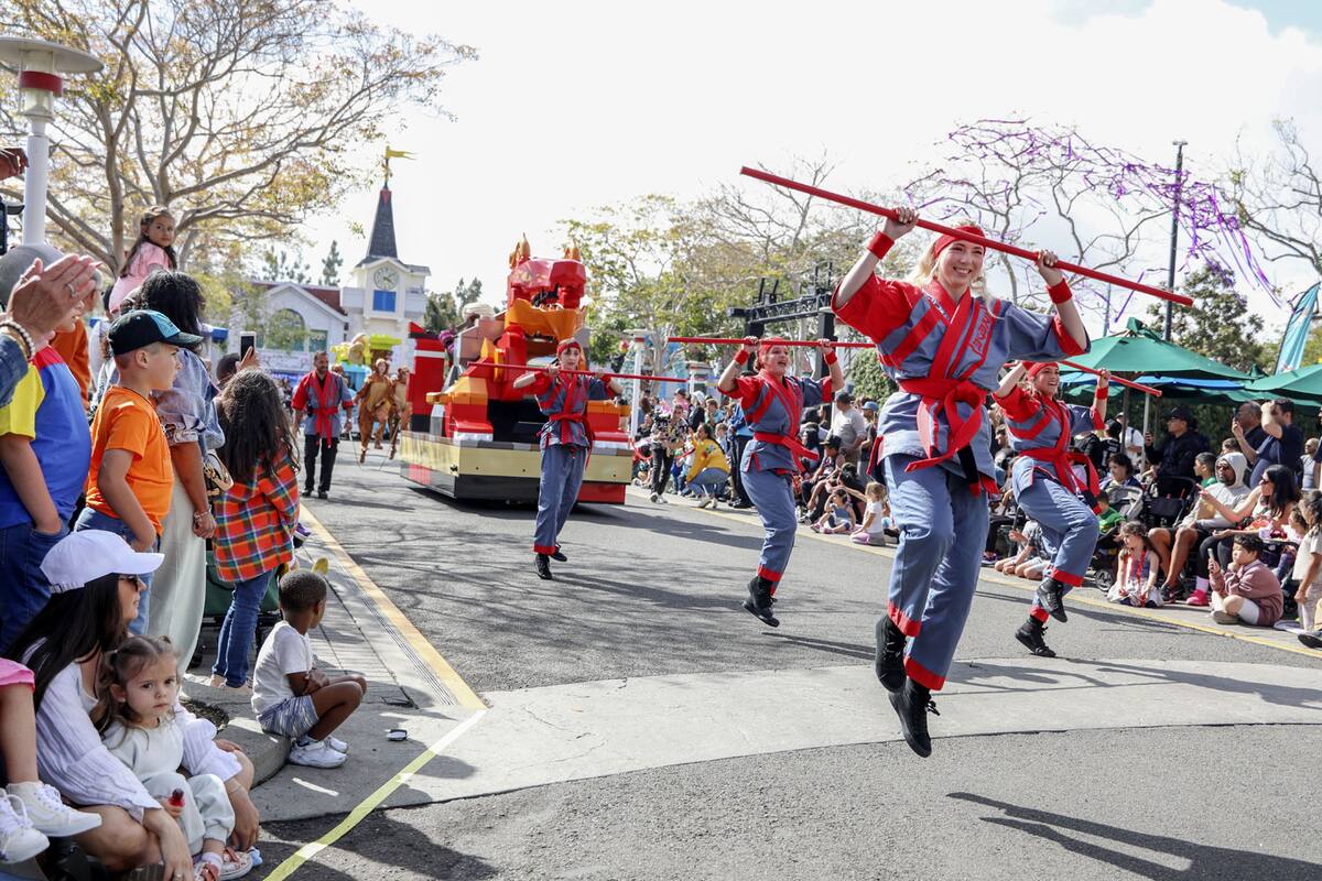 En el desfile también participan carrozas inspiradas en los cuadros como Ninjago, City Deep Sea Adventure y Duplo entre otros.