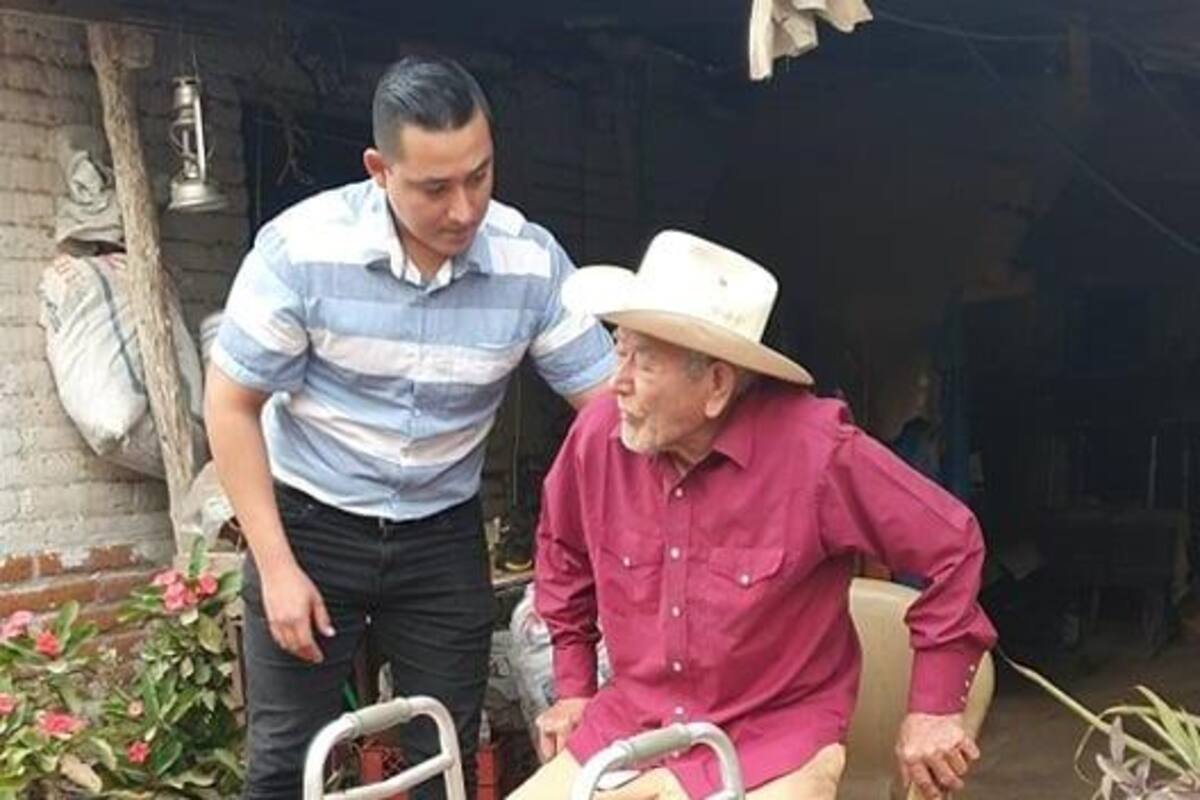 Para ayudar, Hiram publicó foto de don Joaquín en redes sociales y se hizo viral