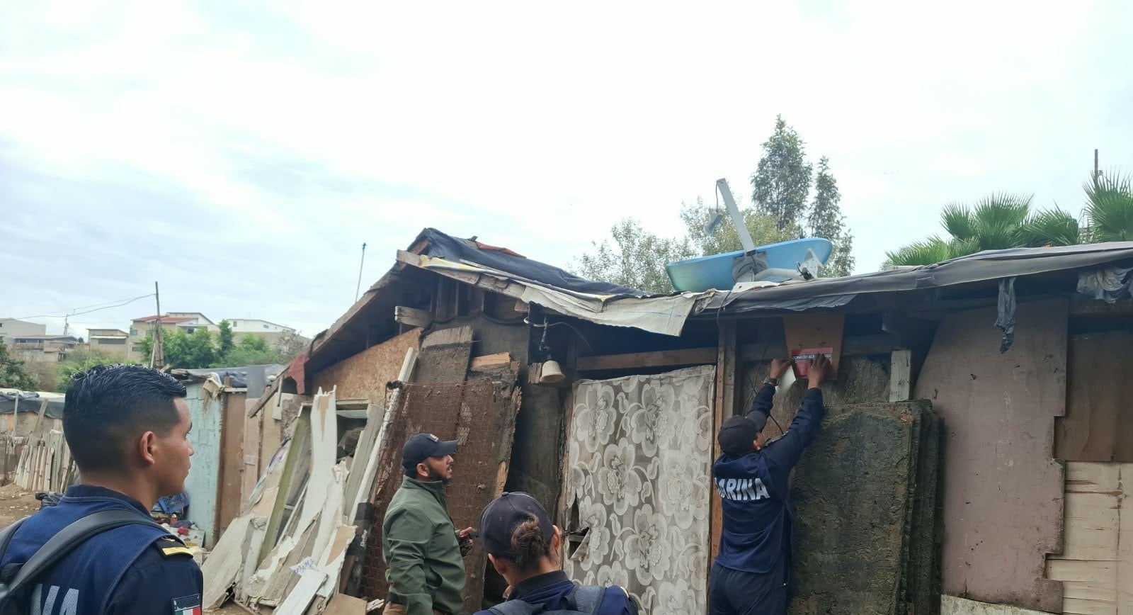 Personal de la Brigada de Reacción ante Emergencias de la Semar realizó recorridos en colonias de Ensenada para identificar viviendas en zonas de alto riesgo y notificar a sus habitantes, ante el pronóstico de lluvias de hasta 75 milímetros en áreas serranas. Foto: Cortesía