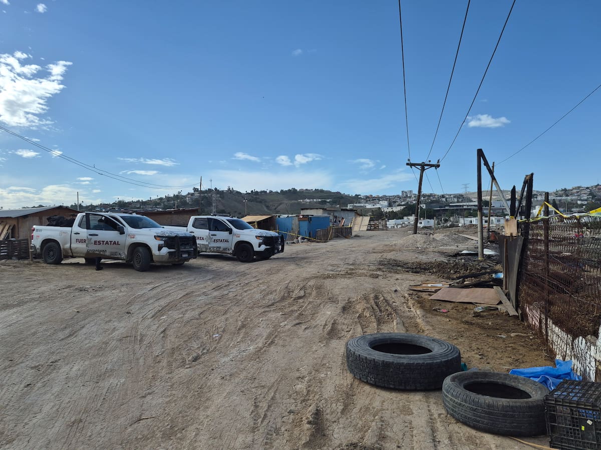 Familias del asentamiento de la Vía Rápida Poniente regresaron a la zona para recuperar sus pertenencias y desmontar las viviendas que dejaron tras la evacuación preventiva por riesgo de lluvias. Foto: Michelle Castillo