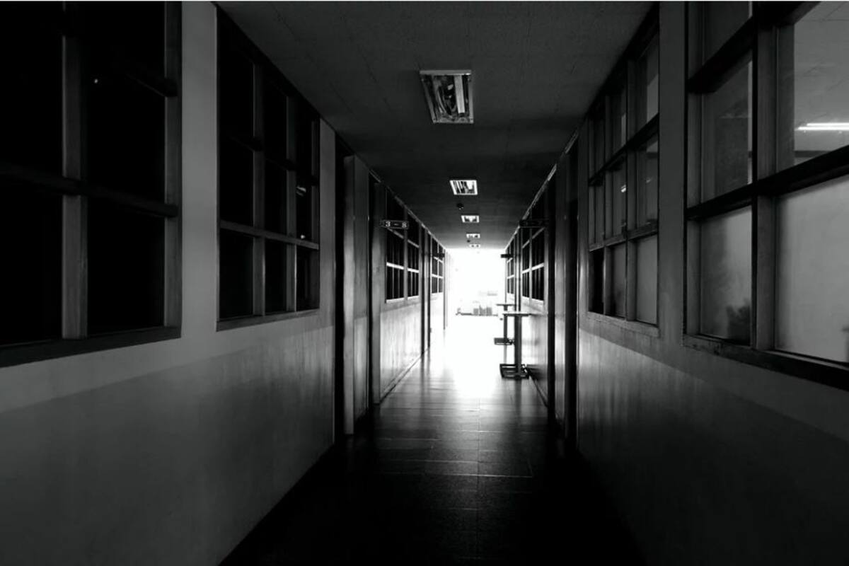 Violan a estudiante en pasillo de preparatoria e ignoran sus gritos
