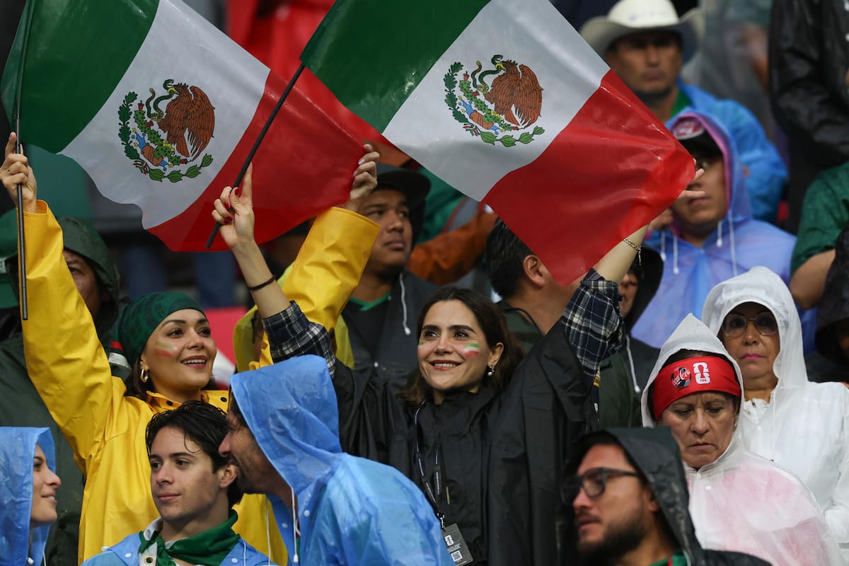 CIUDAD DE MÉXICO (MÉXICO), 05/07/2026.- Aficionados de México animan este domingo, en un partido por los octavos de final del Mundial de la FIFA 2026 entre México e Inglaterra en el estadio Azteca en Ciudad de México (México). La amenaza de una tormenta ha puesto en riesgo el inicio a tiempo del partido. | Crédito: EFE/ Alex Cruz