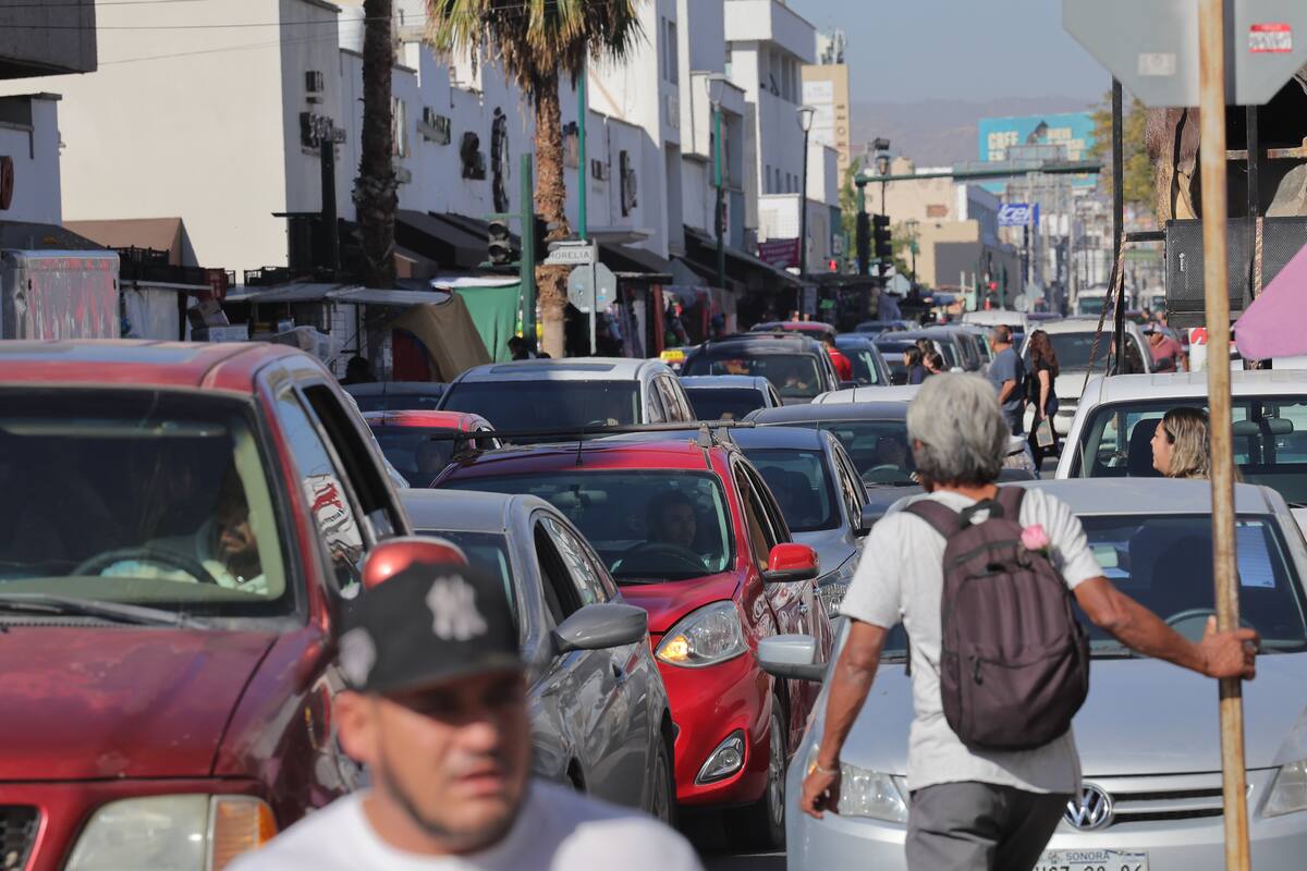 El caos vial se observó ayer por la mañana en las calles del Centro, debido a las decenas de familias en plan de compras de última hora.