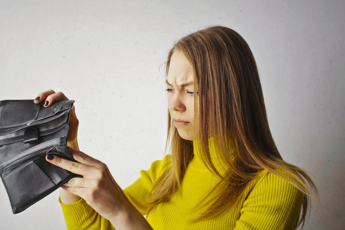 Solo 2 de cada 10 personas registran sus ingresos y gastos, según la ENSAFI; así puedes usar ChatGPT para organizar tus finanzas