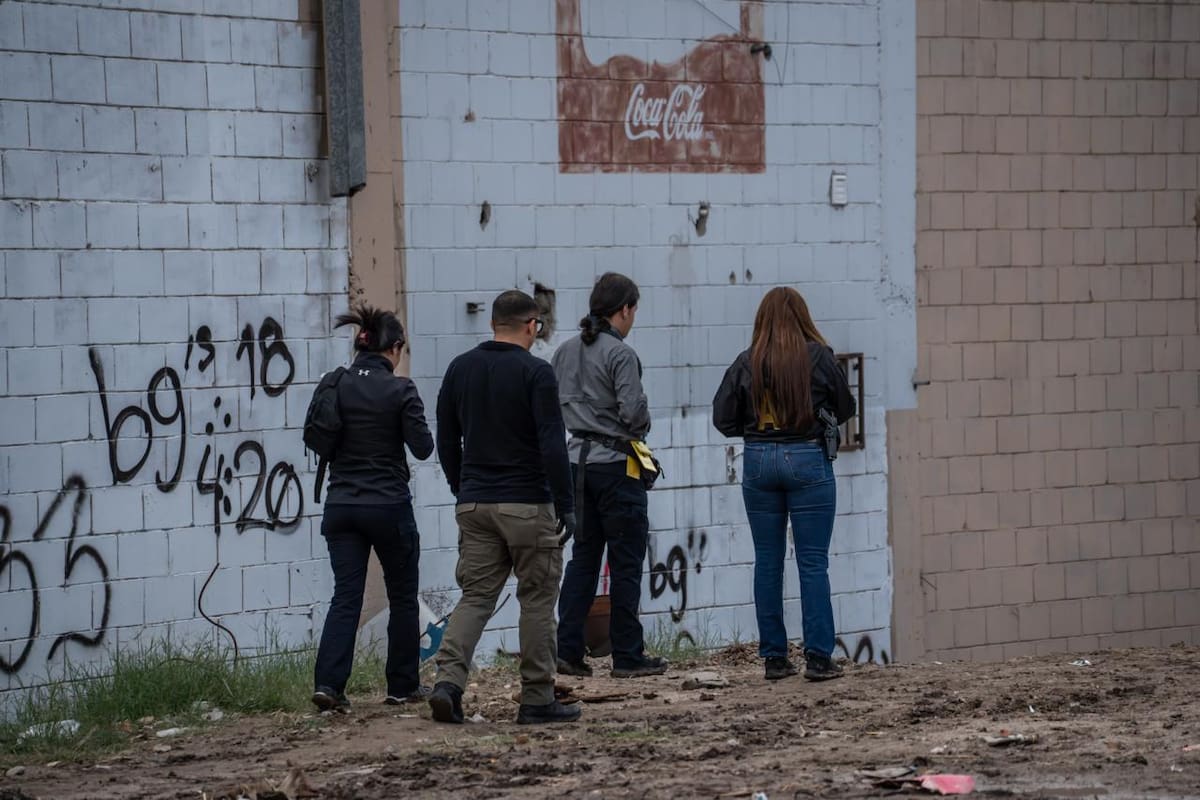 Elementos del Cuerpo de Bomberos realizaron la recuperación del cuerpo sin vida de un hombre entre árboles y abundante maleza, en la colonia Las Américas. Foto: Border Zoom