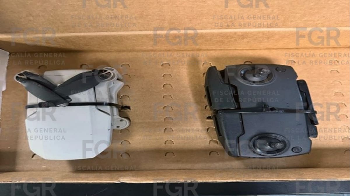 Entre lo decomisado se encuentran dos drones, dos controles remotos para manejar aeronaves no tripuladas y una pistola con su cargador y tres cartuchos. Foto: Cortesía