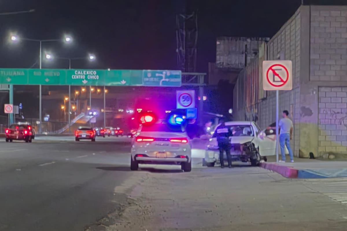 Conductor se estrella contra banqueta en calzada Lázaro Cárdenas tras ir a altas velocidades