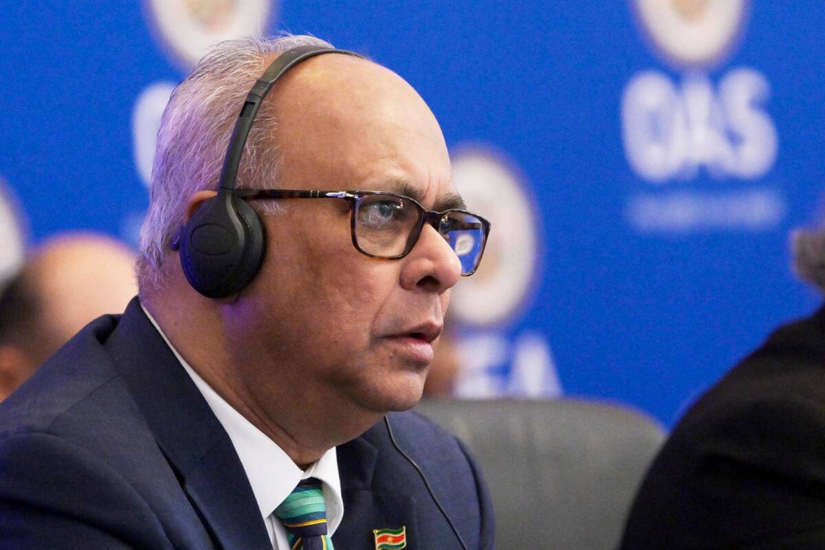 El canciller de Surinam, Albert Ramdin, escucha durante una sesión extraordinaria de la Asamblea General de la Organización de los Estados Americanos (OEA) celebrada este lunes, en la sede del organismo en Washington (EE.UU.).