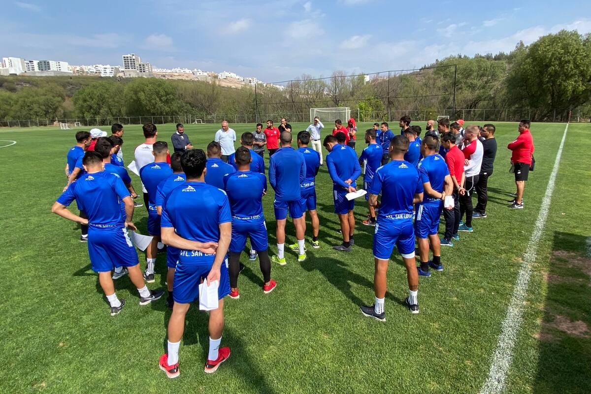 Dos futbolistas del Atlético San Luis con síntomas tras positivo de su presidente