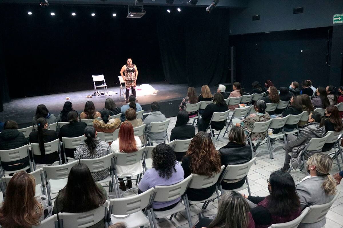 Conmemoran Día Internacional de la Mujer con obra de teatro y conferencia