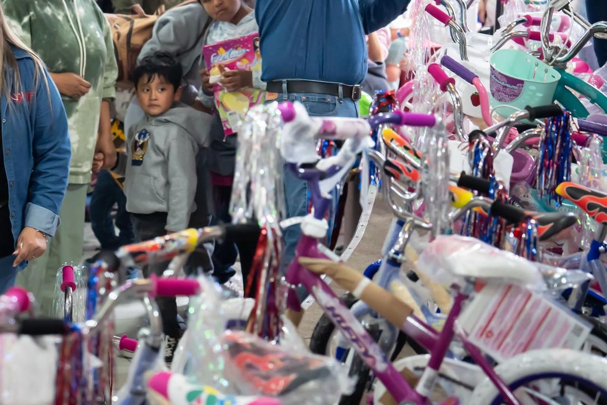 Cientos de niñas y niños acudieron junto a sus familias a la celebración del Día de Reyes realizada en la plaza Pabellón Rosarito, donde se llevó a cabo un evento de convivencia familiar. Fotos: Border Zoom