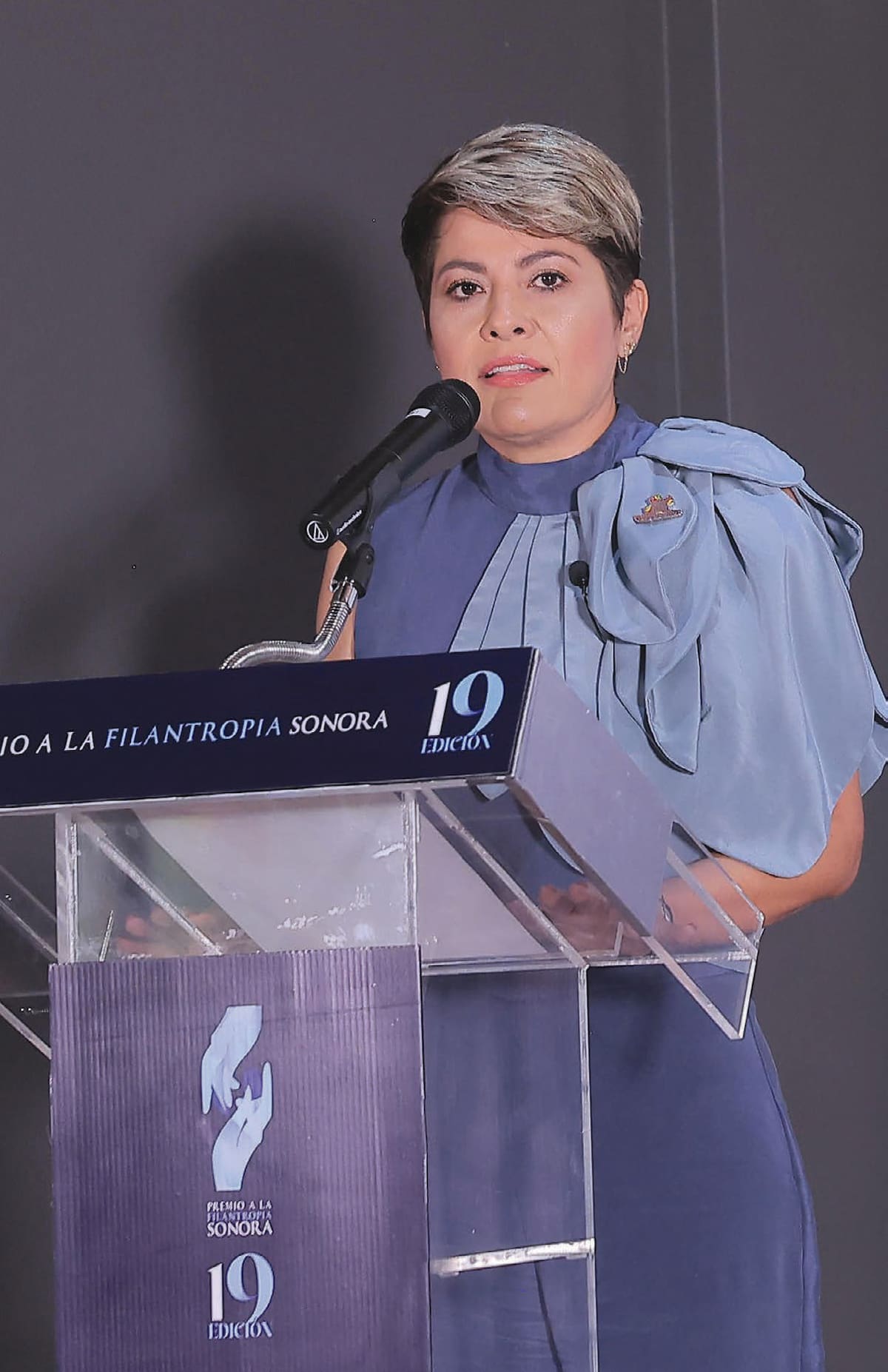 Rosalba Lizbeth Dyck Gámez, presidenta de Va por Ellos, da un mensaje en la ceremonia de entrega del premio. FOTO: JULIÁN ORTEGA
