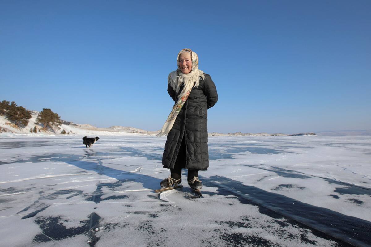 Abuela rusa se pasea por hielo en patines de fabricación casera