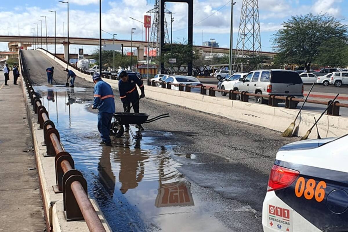 Bache en puente del Solidaridad afecta al menos a cuatro vehículos