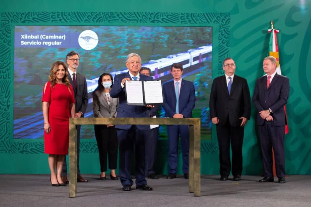 AMLO firma contrato con Alstom y Bombardier para fabricación de trenes del Tren Maya en México