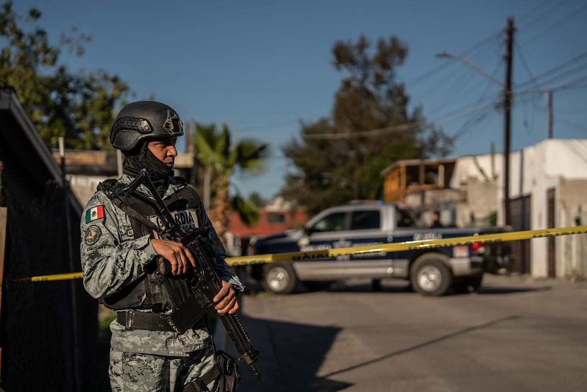 Un hombre y una mujer fueron asesinados con arma de fuego al interior de una vivienda, donde paramédicos confirmaron que ambos ya no contaban con signos vitales. Foto: Border Zoom