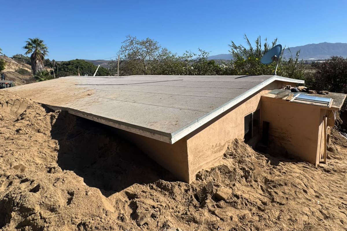 La tormenta tropical Rachel sepultó la casa de una mujer de 92 años en Maneadero y borró décadas de recuerdos; su familia asegura que nunca les advirtieron que debían abandonar la zona.