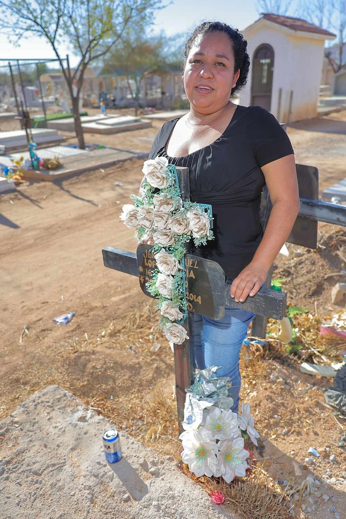 Ana Laura López, visita a su padre en el panteón municipal, aprovecha para recordar sus mejores momentos y le invita una bebida, esta víspera del día del padre. | Crédito: Eleazar Escobar (GH)