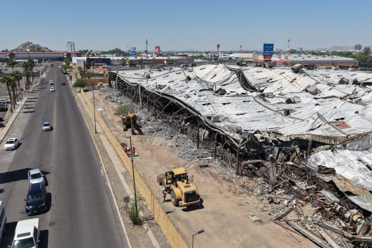 Inicia demolición del Sam’s Club en Hermosillo tras incendio que provocó pérdida total del edificio