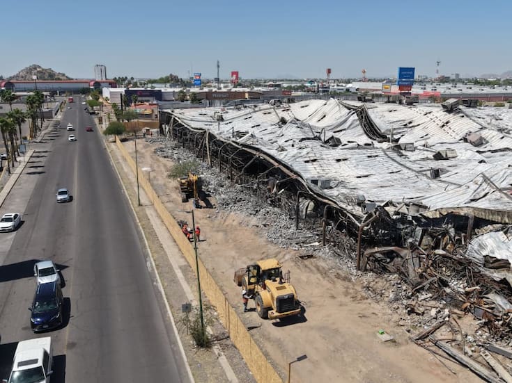 Inicia demolición del Sam’s Club en Hermosillo tras incendio que provocó pérdida total del edificio