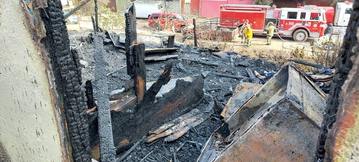 Luego de sofocar el incendio, los bomberos localizaron el cadáver entre los escombros.