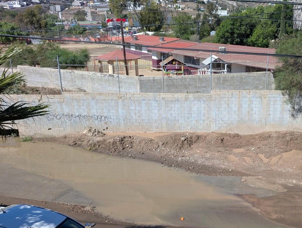 Denuncian caudal de aguas negras en Rosarito