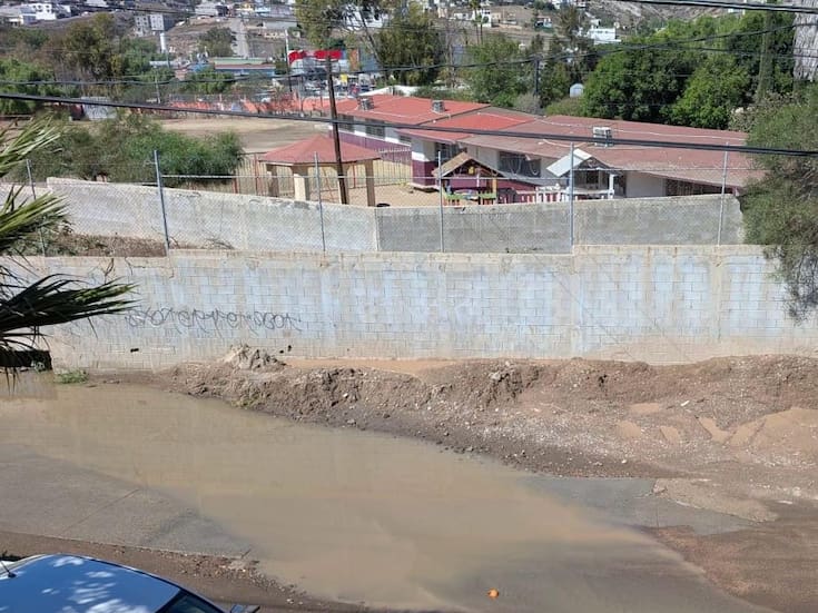 Denuncian caudal de aguas negras  en Rosarito