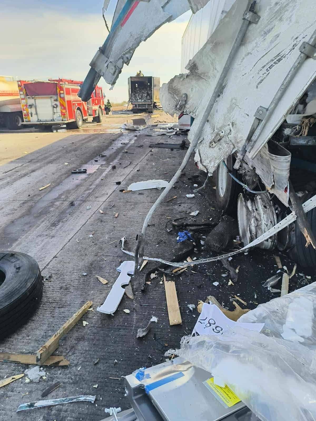Muere conductor calcinado tras choque de tractocamiones en la Guaymas-Hermosillo
