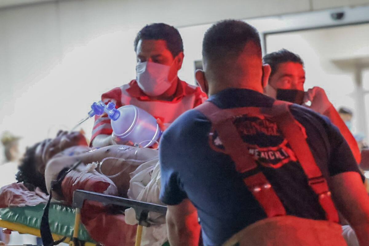 En reten se impacta carro de CFE contra camioneta, deja 16 lesionados