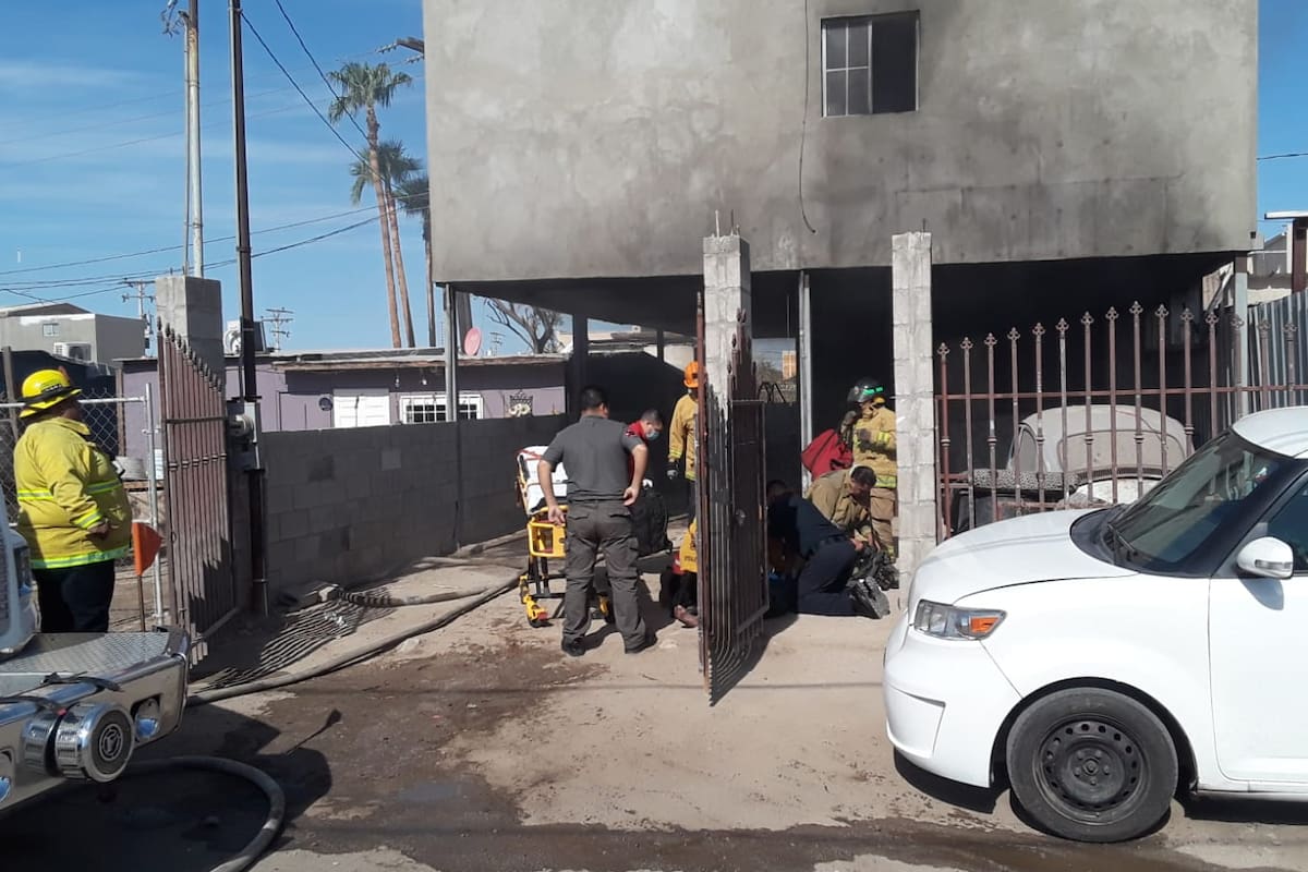 Rescatan a niña y mujer de incendio en El Sauzal