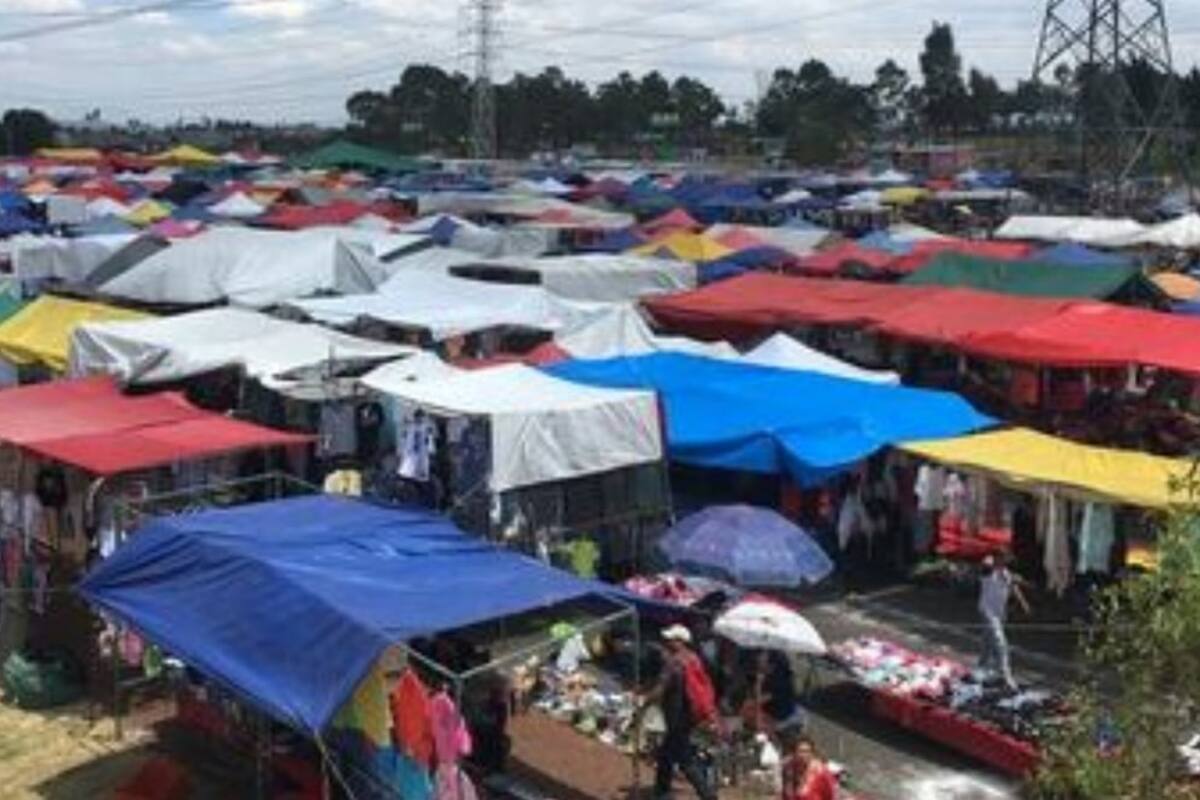Conductor se estrella a exceso de velocidad contra varios puestos de tianguis en Culiacán