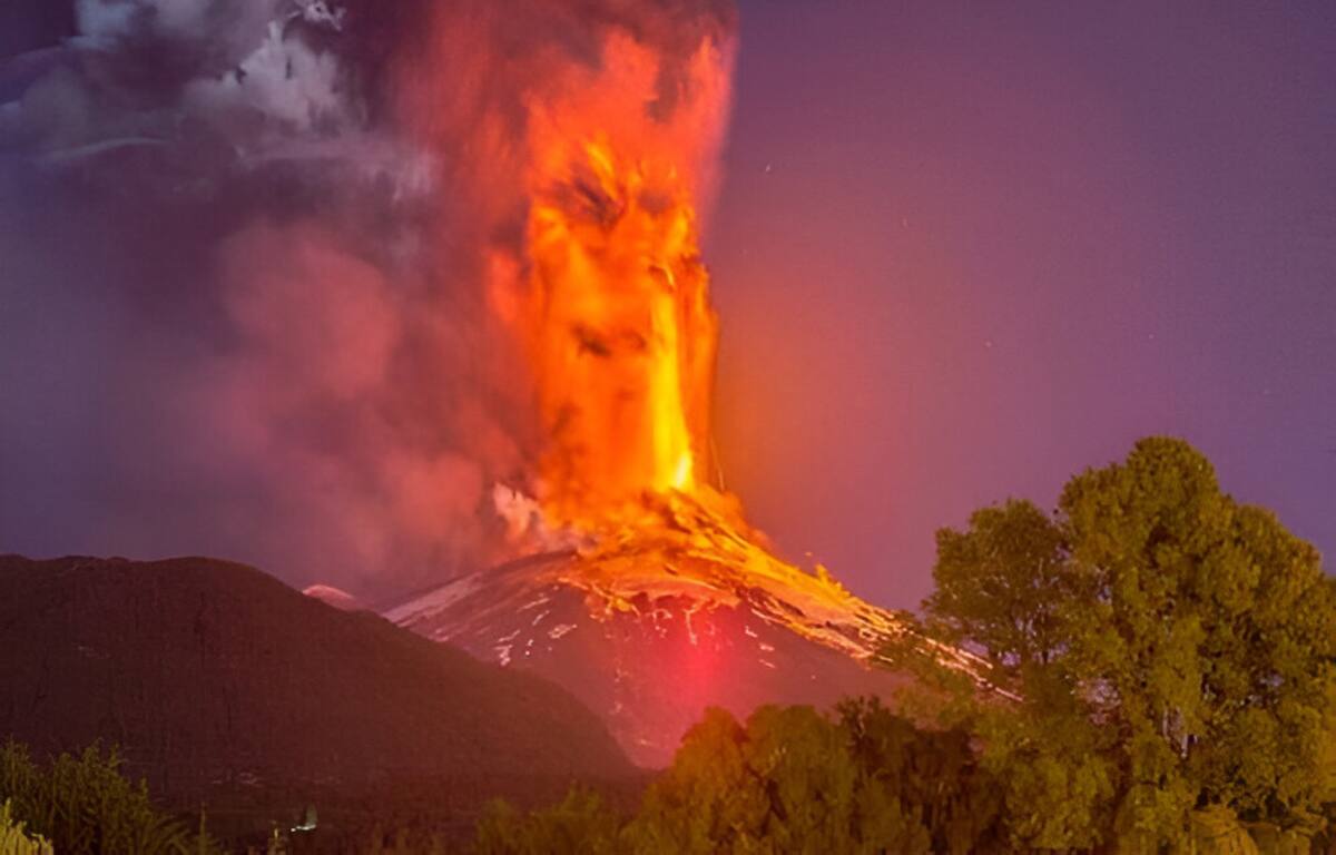 Volcán Villarrica tras la erupción de la madrugada del 3 de marzo en Chile. Foto: Radio Universidad de Chile. Ilustrativa para esta nota.