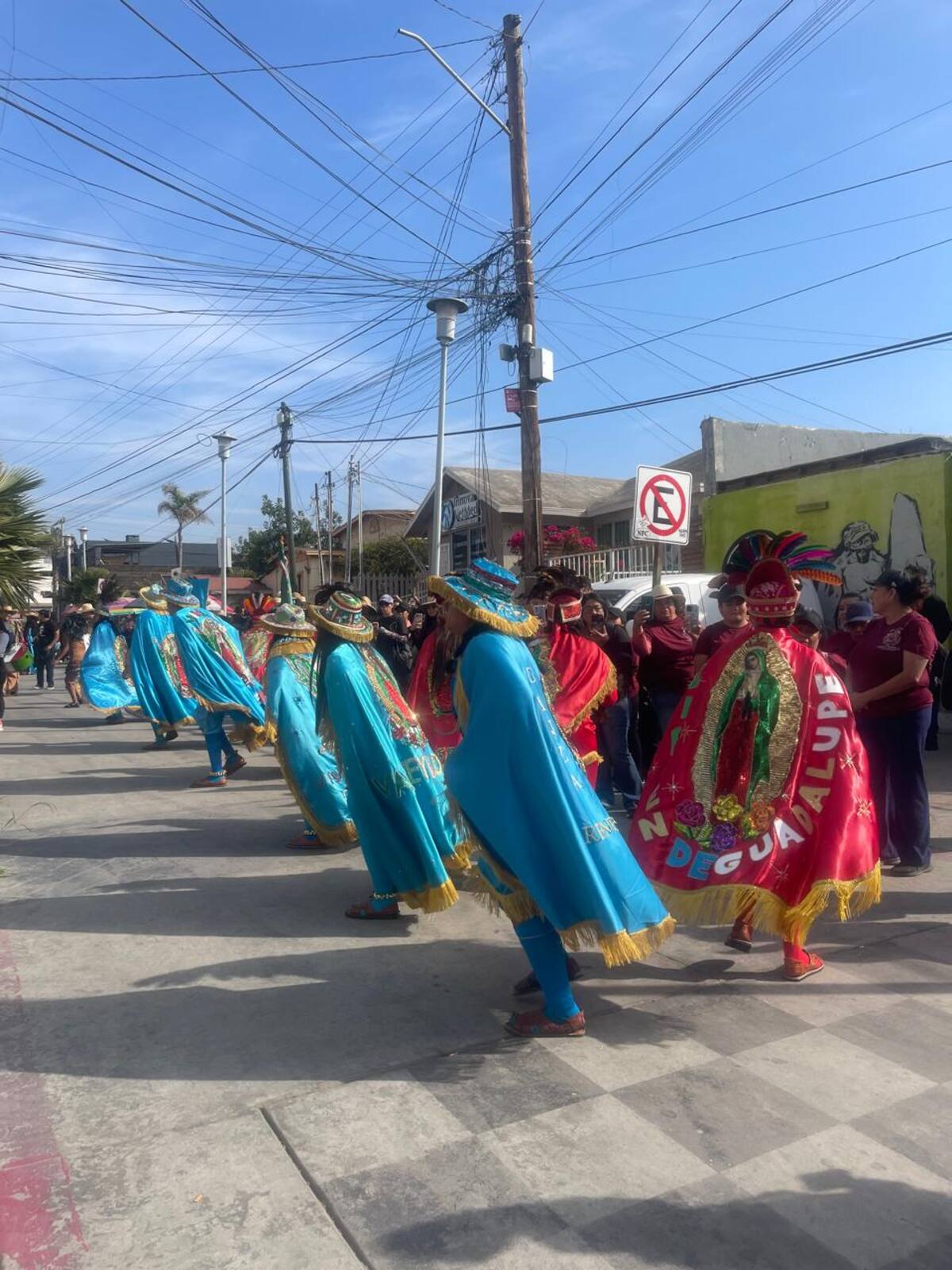 Un centenar de danzantes emprendieron un recorrido de más de 10 kilómetros desde Popotla hasta la parroquia de Nuestra Señora de Fátima en Rosarito para festejar a la Virgen de Guadalupe. Foto: Carmen Gutierrez