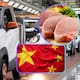Pekín “suaviza” sanciones a la carne de cerdo de la Unión Europea, pero continúan disputas por autos eléctricos y subsidios