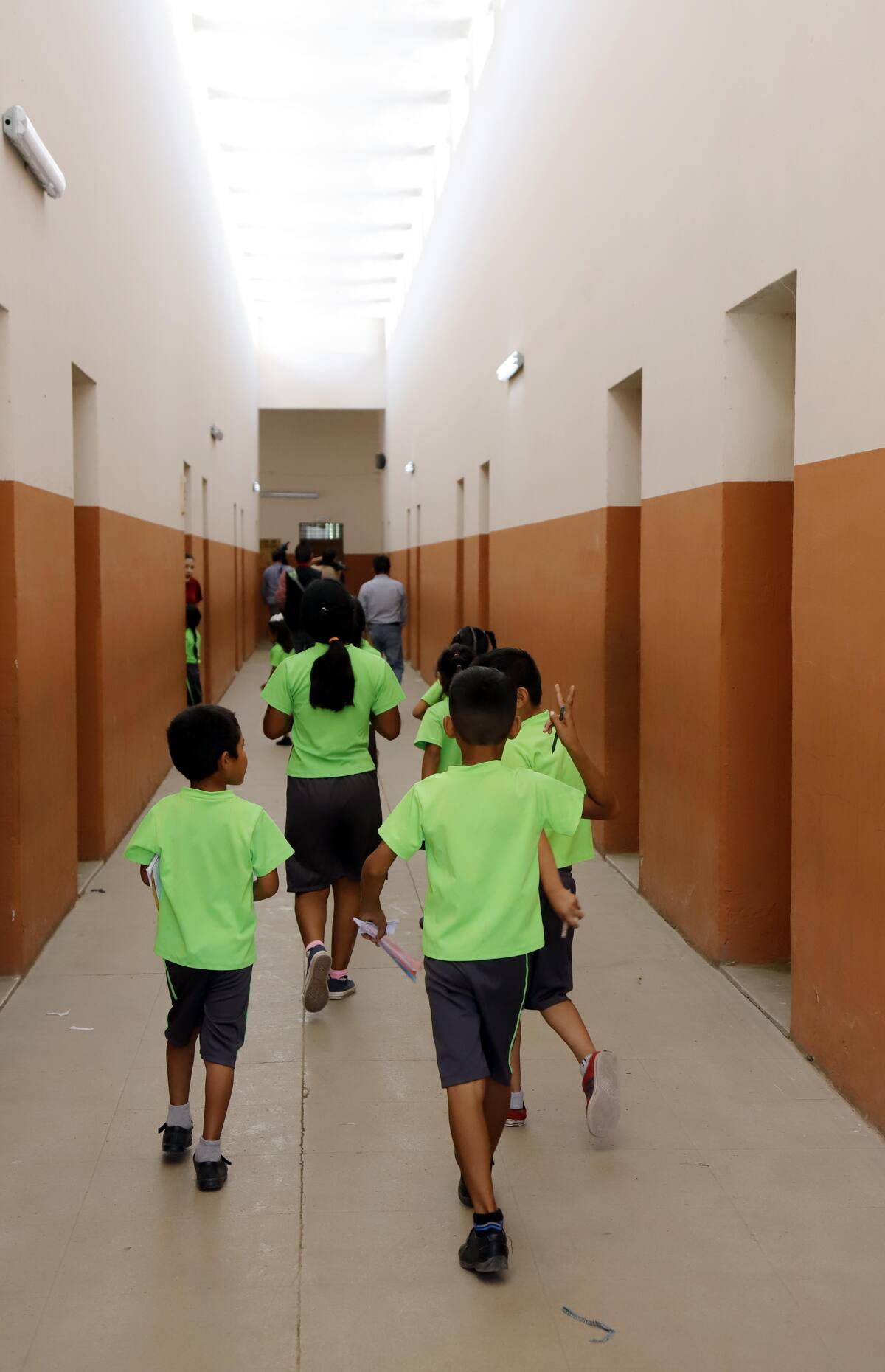 Los pequeños corren felices en los pasillos del internado, que es su segundo hogar.