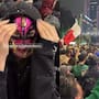 Kenia Os celebró el triunfo de México en el Ángel de la Independencia con máscara y logró pasar desapercibida entre cientos de aficionados en Paseo de la Reforma