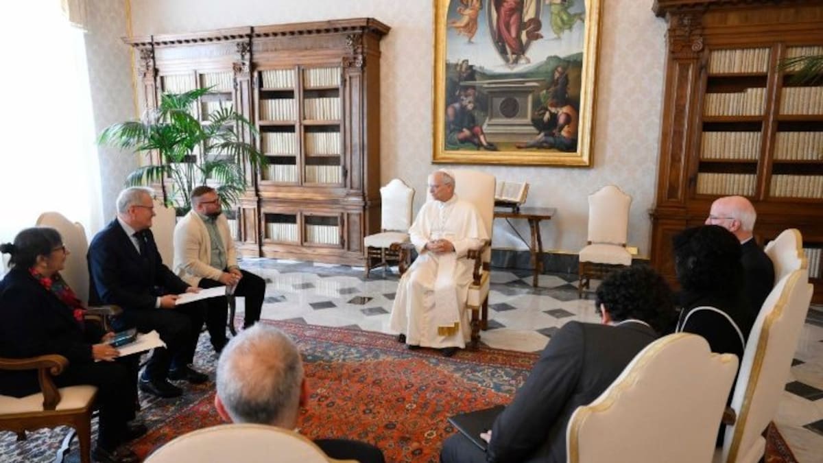 El Papa con los miembros de la Junta Directiva de la ECA (@VATICAN MEDIA)