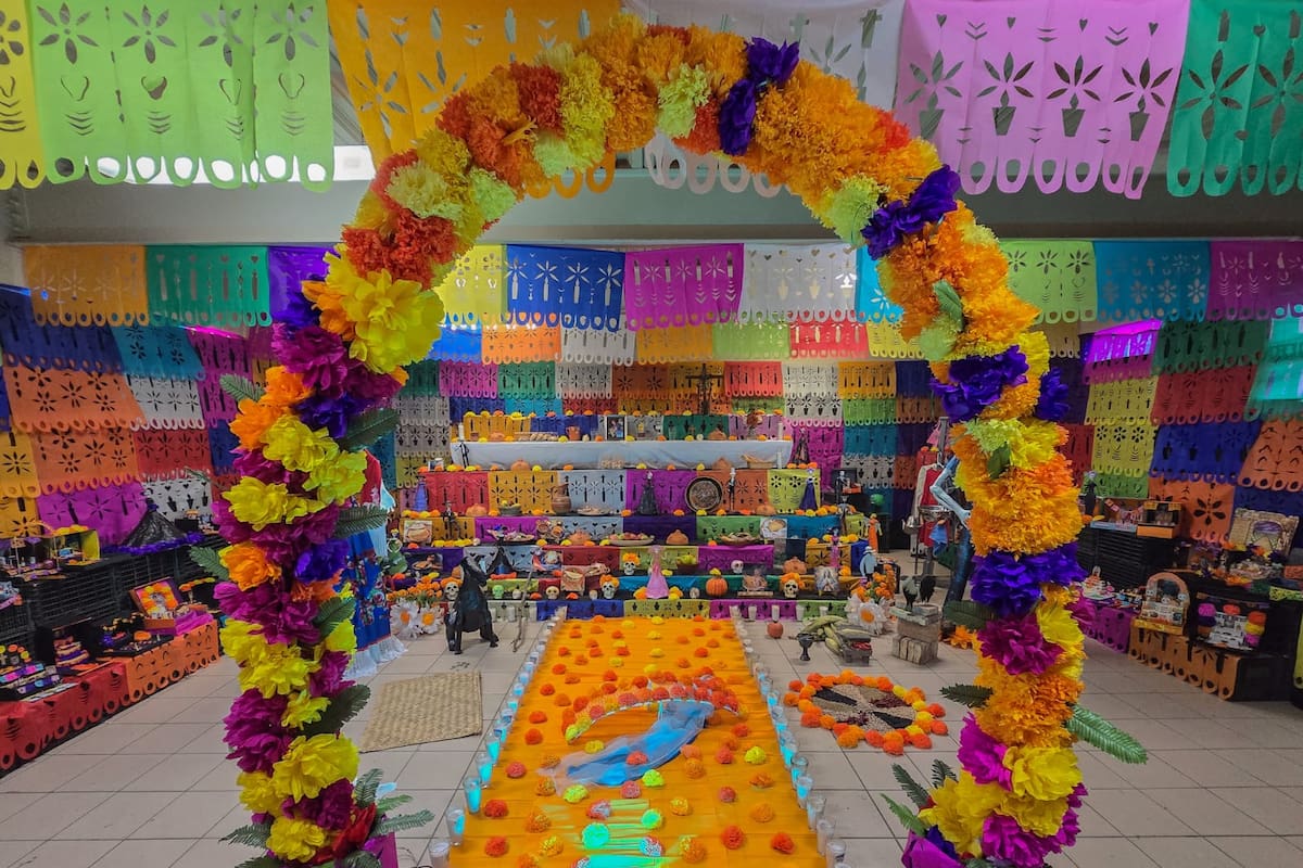 Secundaria “Centenario de Mexicali” honra a sus seres queridos con altar de muertos