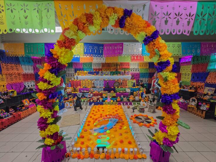 Secundaria “Centenario de Mexicali” honra a sus seres queridos con altar de muertos