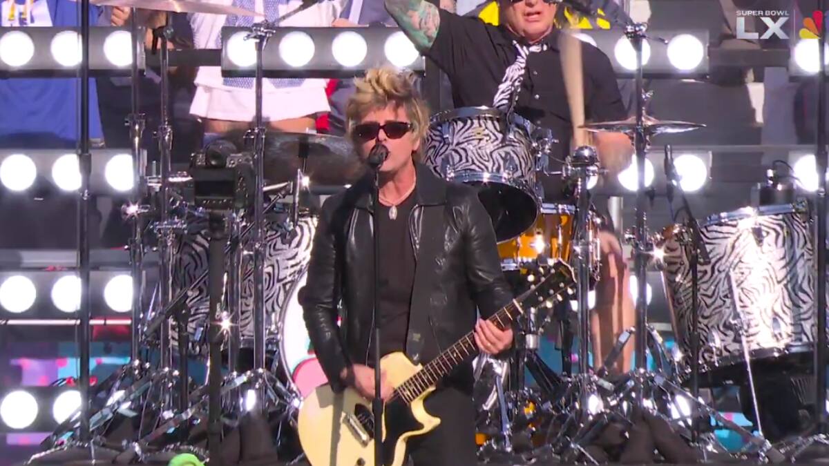 Green Day inaugura el Super Bowl 2026 con espectacular presentación y supera fallo técnico (VIDEO)