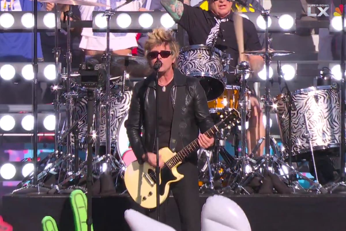Green Day inaugura el Super Bowl 2026 con espectacular presentación y supera fallo técnico (VIDEO)